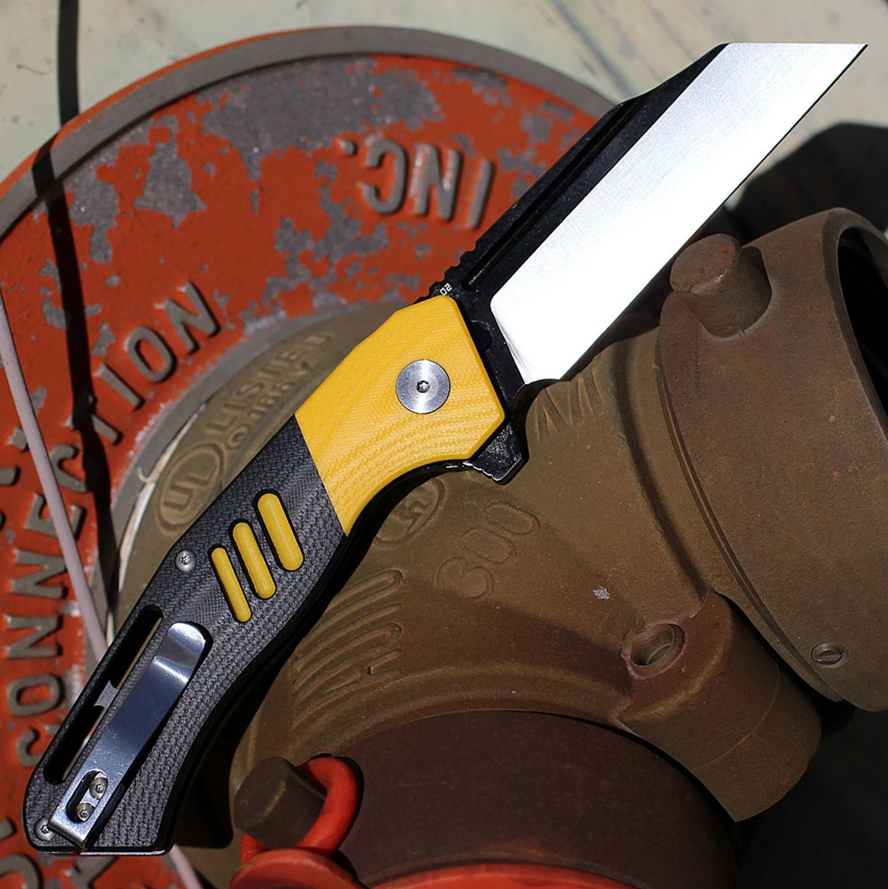 Bestech Rockface - Blk / Yellow G-10 (3.4" D2 Two Tone) BG46A 2 Bestech Rockface - Blk / Yellow G-10 (3.4" D2 Two Tone) BG46A - Image 2