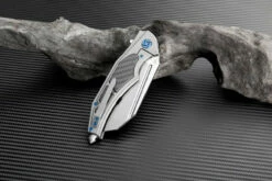 Artisan Apache ATZ1813GGYM, 3.82" M390 Plain Blade, Gray Titanium/Carbon Fiber Handle 6 Artisan Apache ATZ1813GGYM, 3.82" M390 Plain Blade, Gray Titanium/Carbon Fiber Handle -Knifeworks Sales Shop atz1813ggys 2 1 41899.1566586054