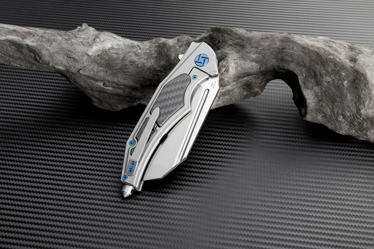 Artisan Apache ATZ1813GGYM, 3.82" M390 Plain Blade, Gray Titanium/Carbon Fiber Handle 3 Artisan Apache ATZ1813GGYM, 3.82" M390 Plain Blade, Gray Titanium/Carbon Fiber Handle - Image 3