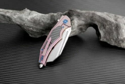 Artisan Apache ATZ1813GREM, 3.82" M390 Plain Blade, Rose Titanium/Carbon Fiber Handle 6 Artisan Apache ATZ1813GREM, 3.82" M390 Plain Blade, Rose Titanium/Carbon Fiber Handle -Knifeworks Sales Shop atz1813gres 2 1 89146.1566586059